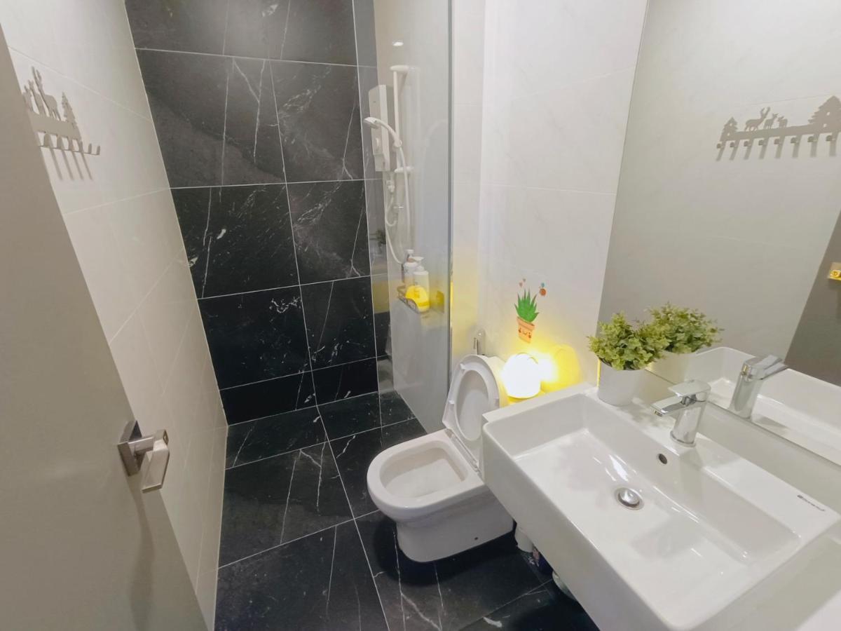 Rooftop Pool, Up To 8 Pax, 2 Bedrooms, 2 Bathrooms, 2 Car Parks By Star