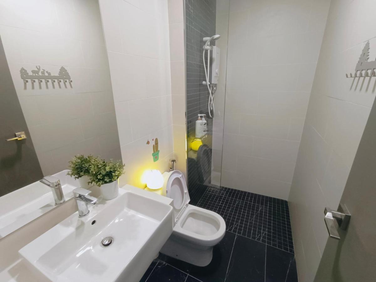 Rooftop Pool, Up To 8 Pax, 2 Bedrooms, 2 Bathrooms, 2 Car Parks By Star Apartment George Town